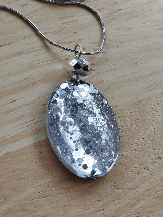 Pendentif résine argentée et perle miroir 