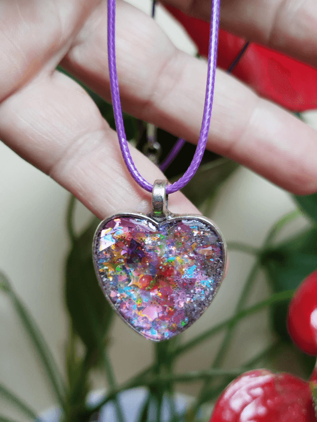 Coeur violet étincelant 