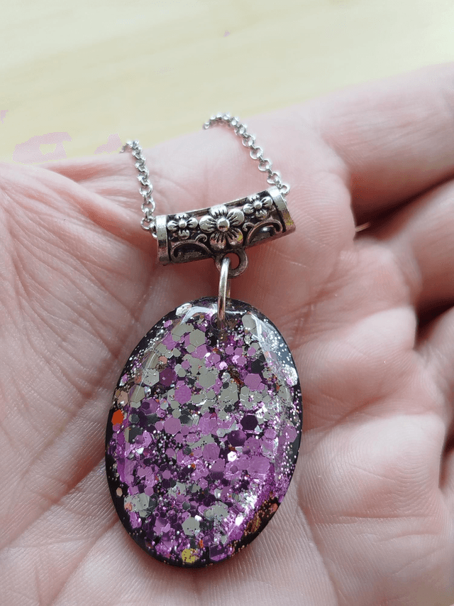 Pendentif resine effet pierre scintillante 