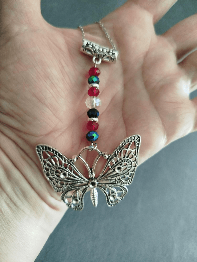 Papillon argenté et perles