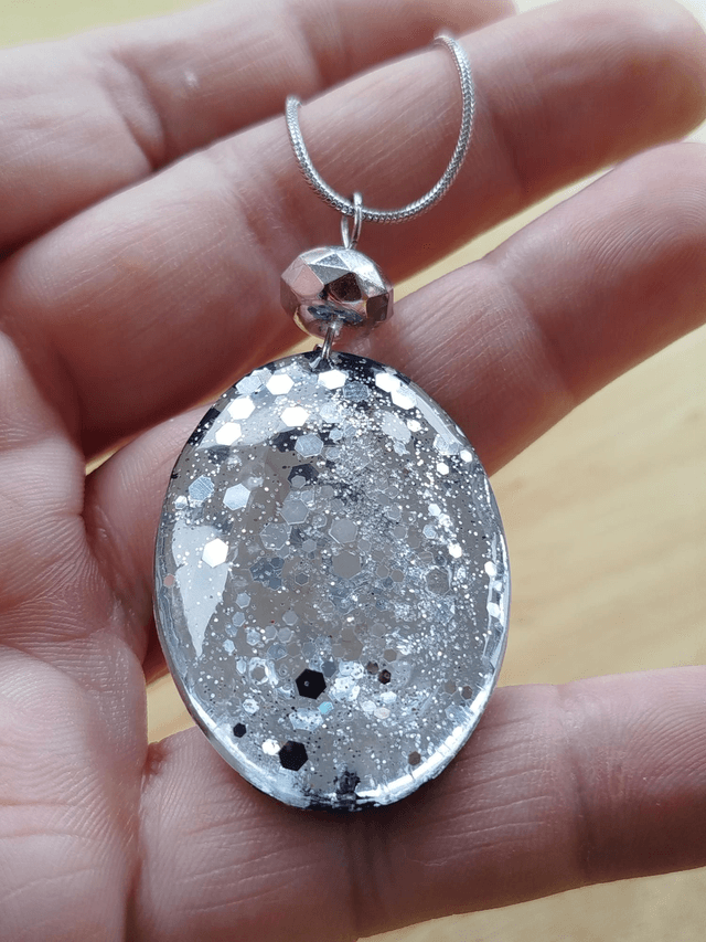 Pendentif résine argentée et perle miroir 