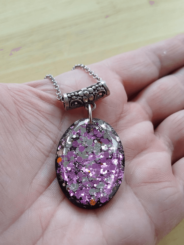 Pendentif resine effet pierre scintillante 