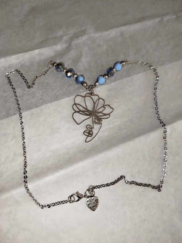 Visage et perles bleues