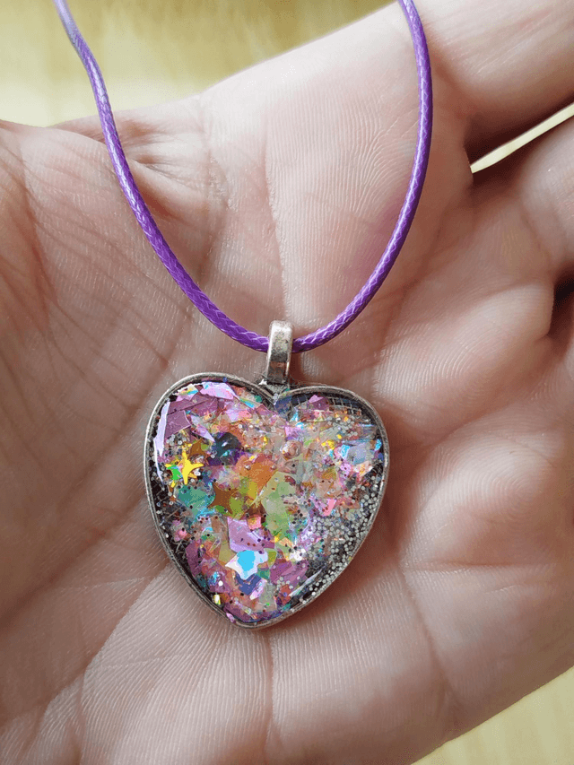 Coeur violet étincelant 