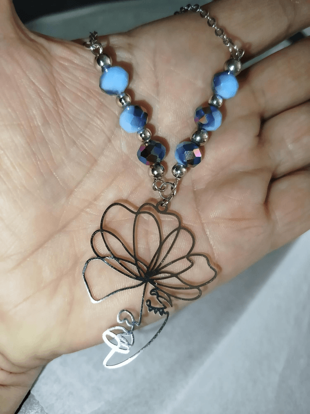 Visage et perles bleues