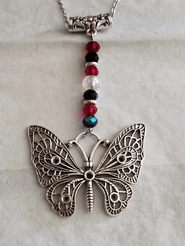 Papillon argenté et perles