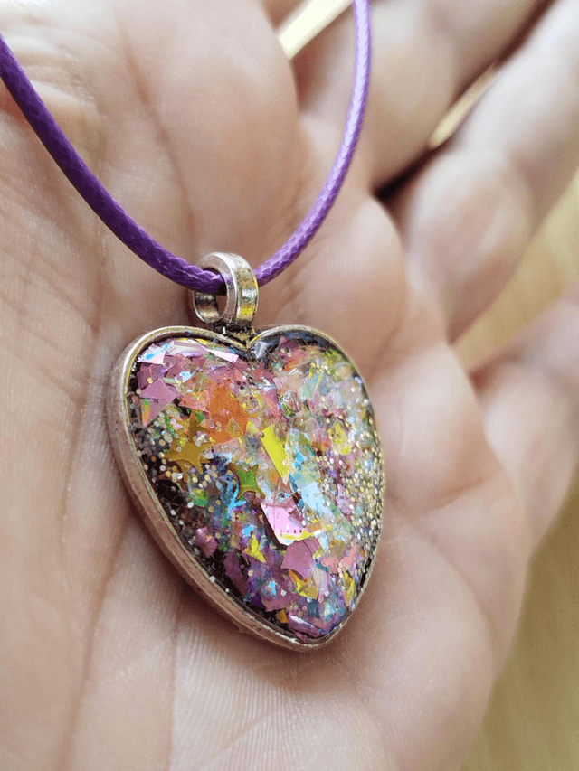 Coeur violet étincelant 