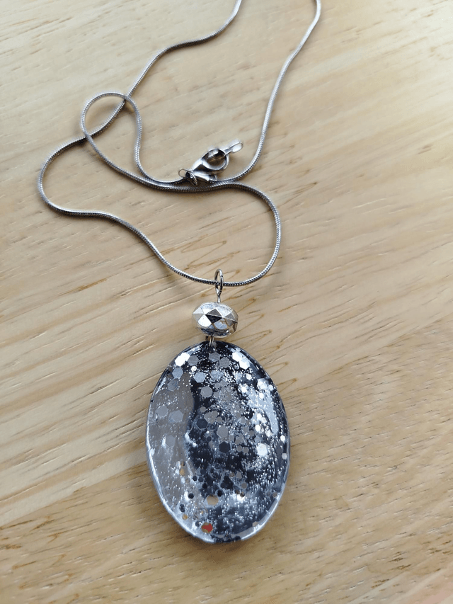 Pendentif résine argentée et perle miroir 