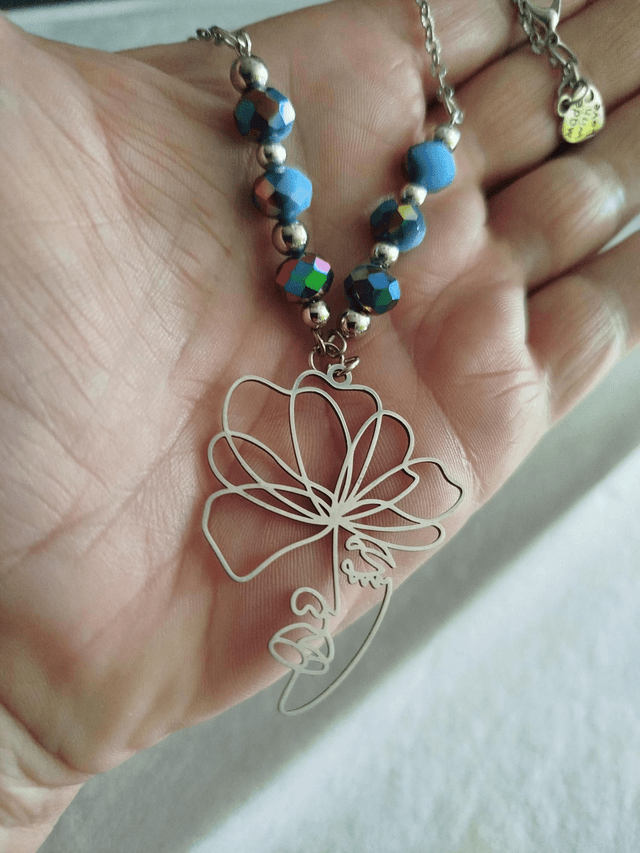 Visage et perles bleues