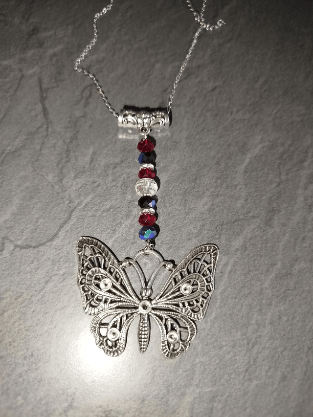 Papillon argenté et perles