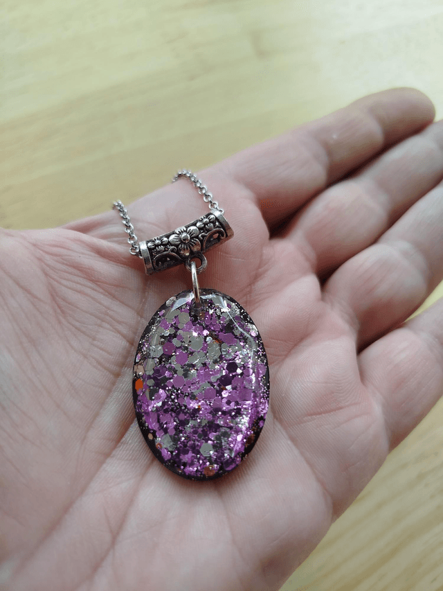 Pendentif resine effet pierre scintillante 