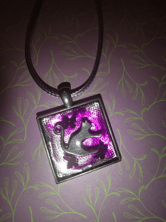 Pendentif chat violet 