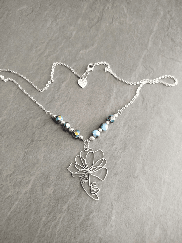 Visage et perles bleues